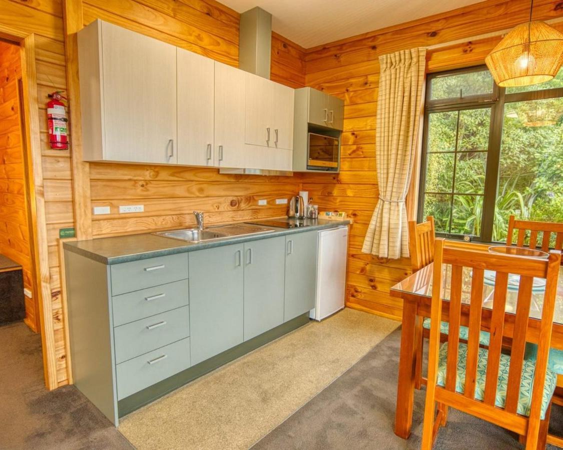 Paparoa Beach Hideaway With Hot Tub Barrytown ภายนอก รูปภาพ