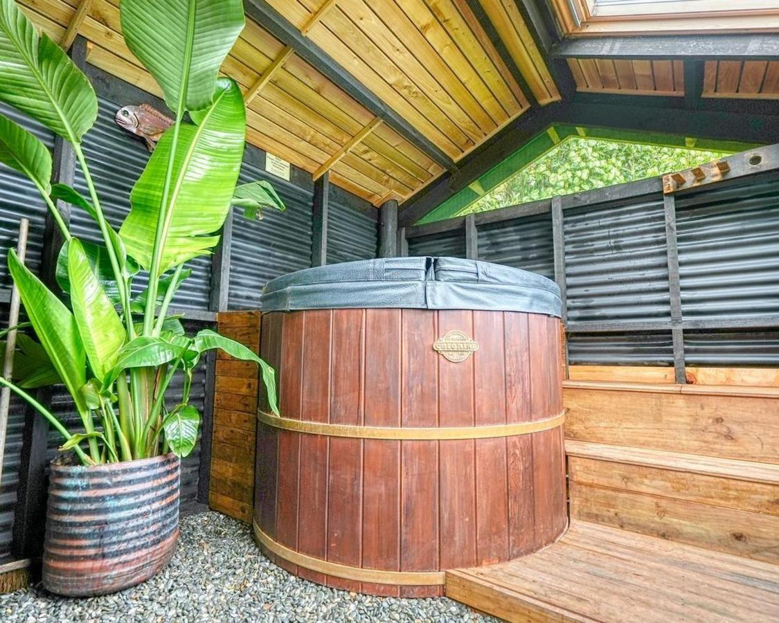 Paparoa Beach Hideaway With Hot Tub Barrytown ภายนอก รูปภาพ